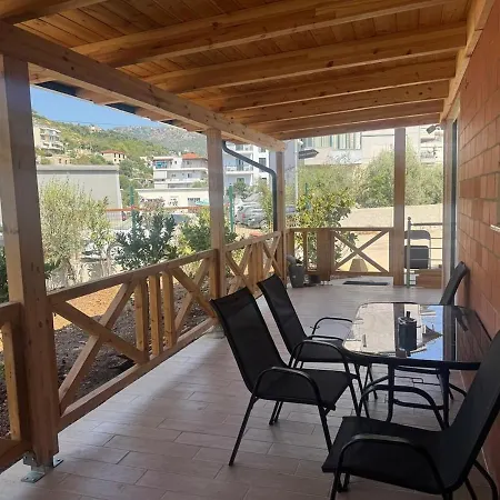 Ama's 7 Parking, Balcony And Kitchen Apartment